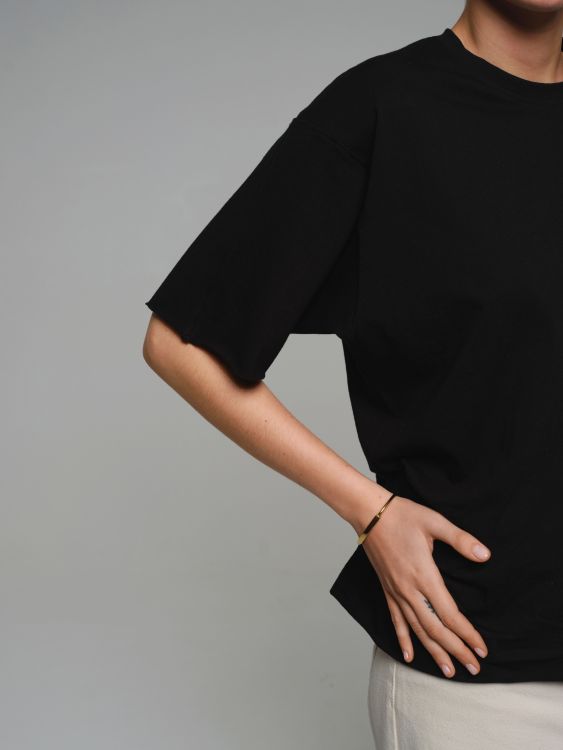 Чорна жіноча футболка з необробленими краями