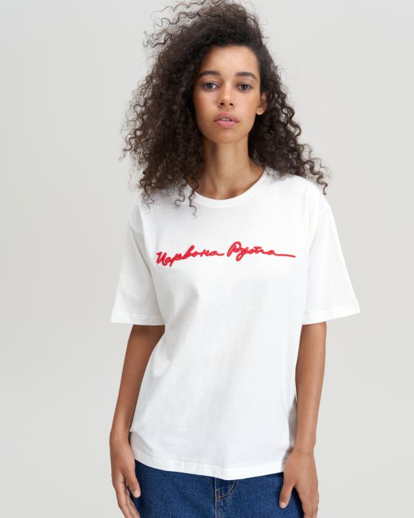 Молочна футболка з вишивкою “Червона рута”