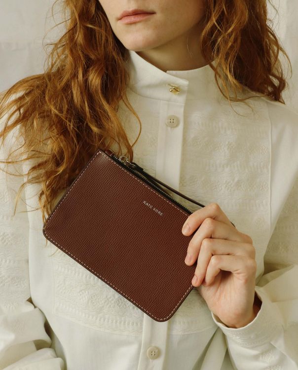 Шоколадний гаманець з ремінцем на руку Saffiano