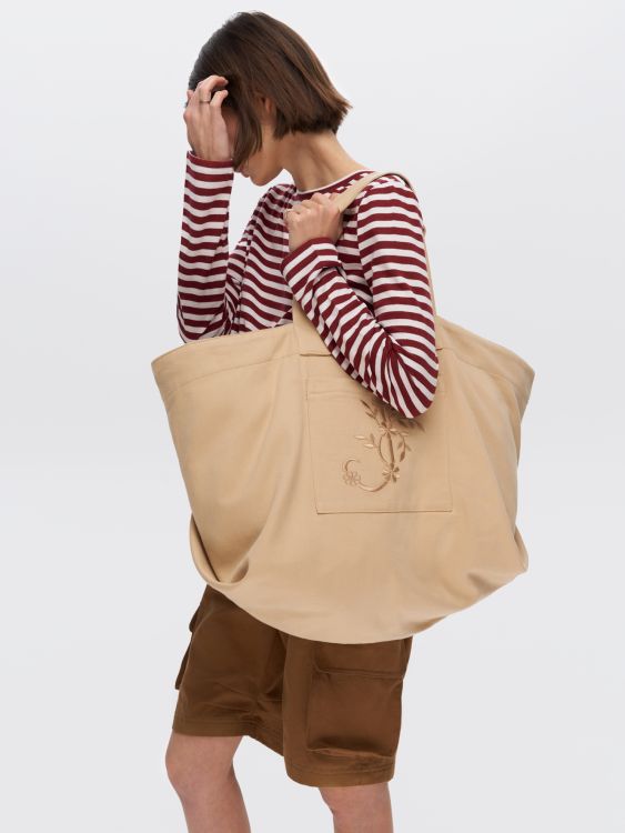 Beige shopper bag with an embroidery