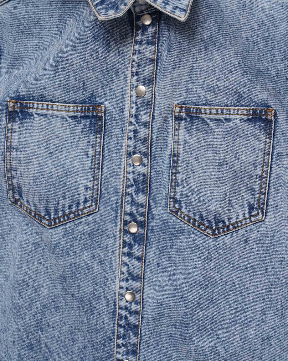 Блакитна джинсова сорочка у вінтажному стилі