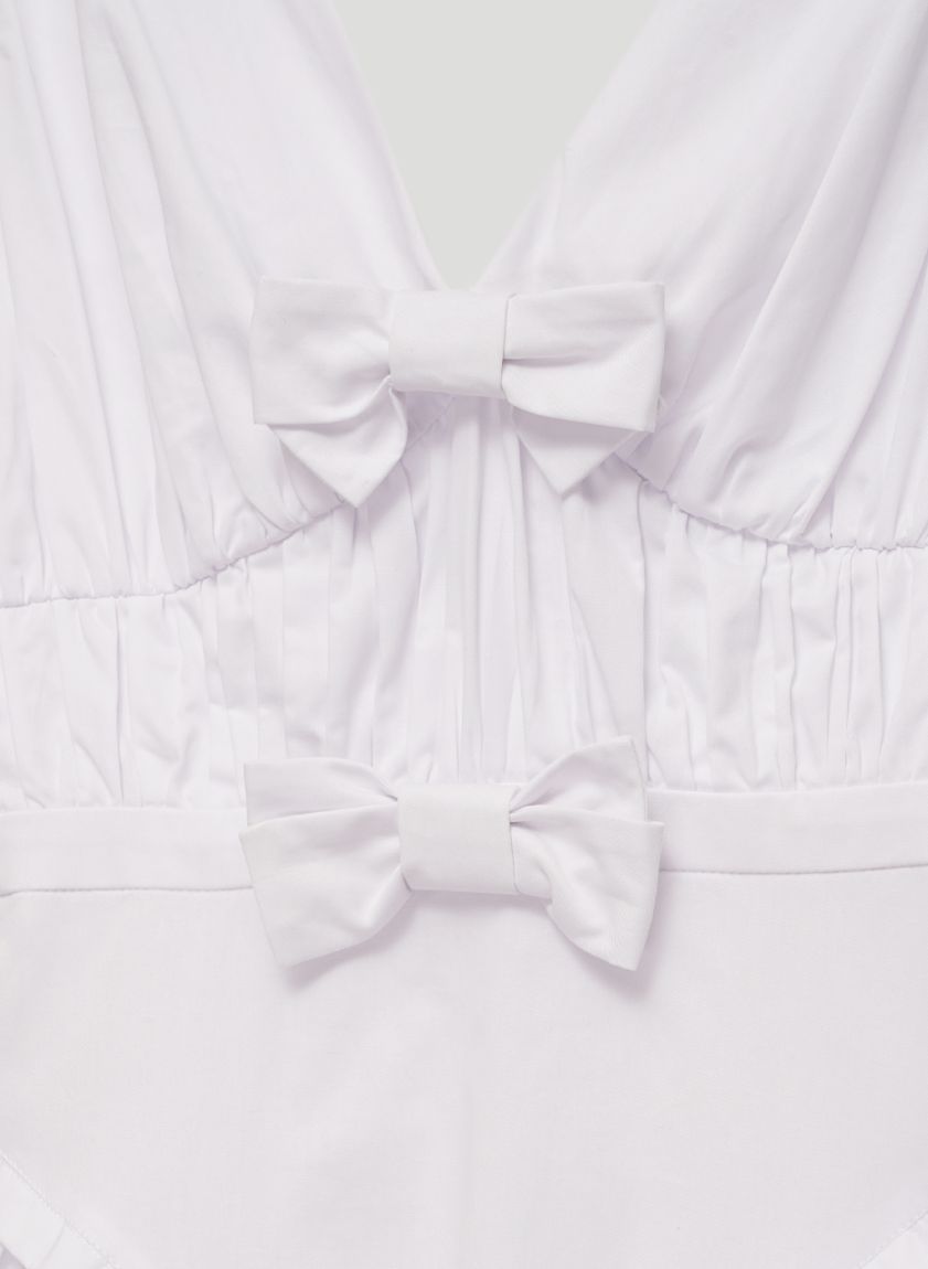 Біла сукня з бантами