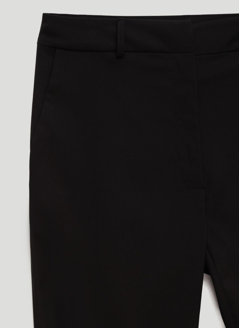 Black capri pants