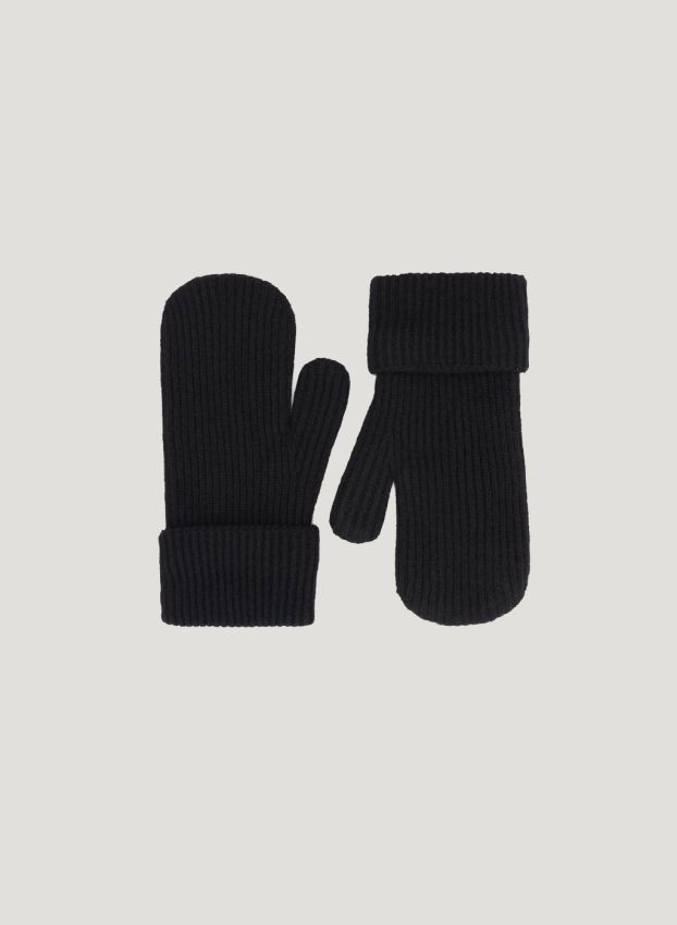 Black knitted gloves