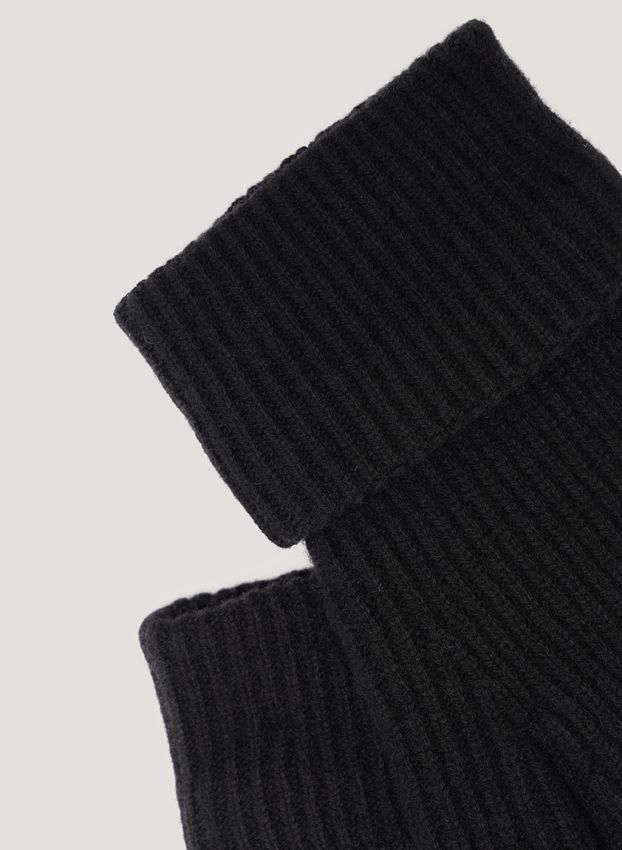 Black knitted gloves