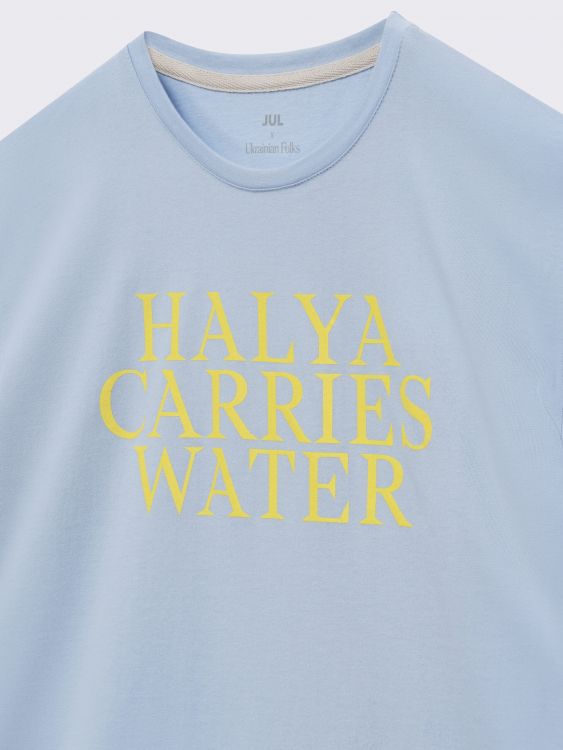 Блакитна чоловіча футболка Halya Carries Water