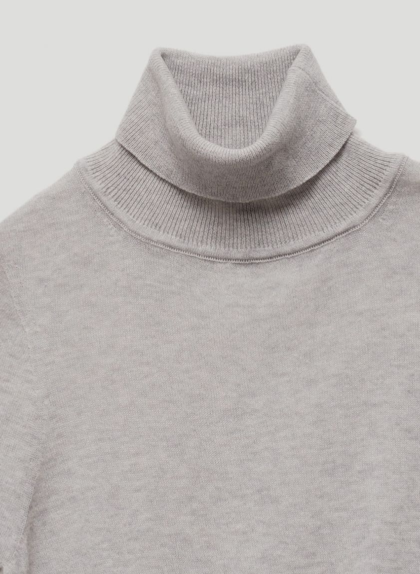 Light gray woolen roll-neck