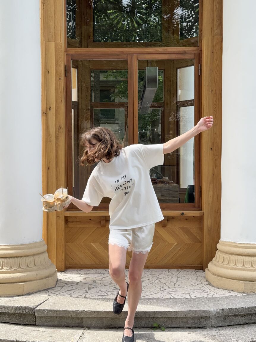 Молочна футболка oversize "in my healthy ґлузд ера"