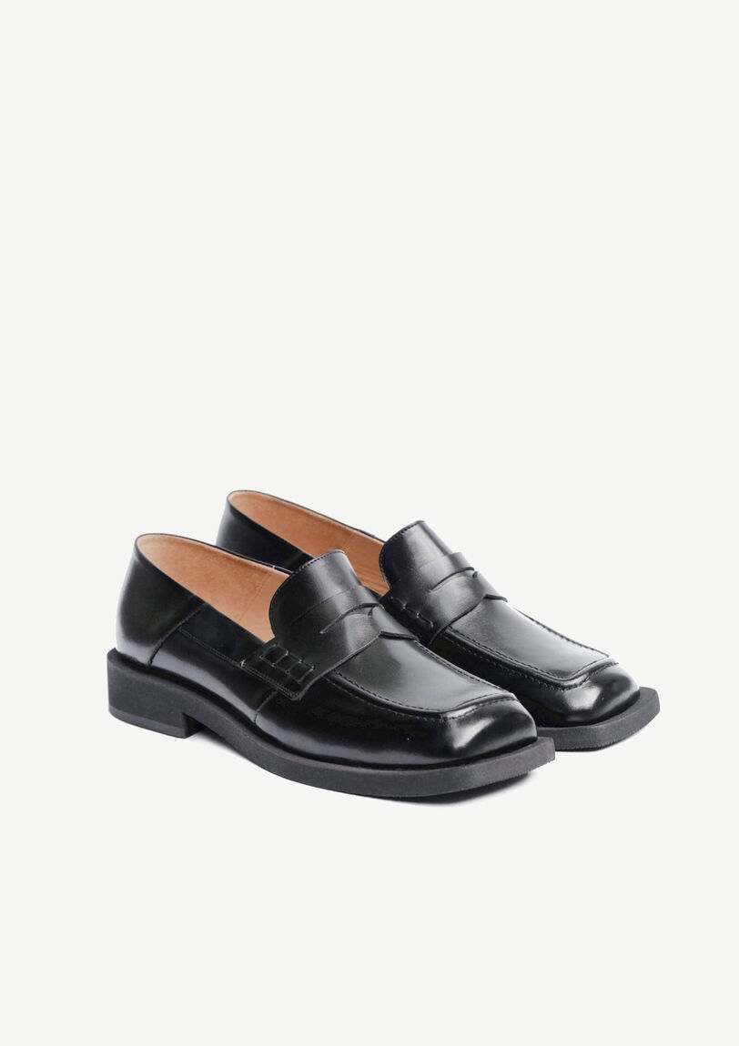 Black basic loafers