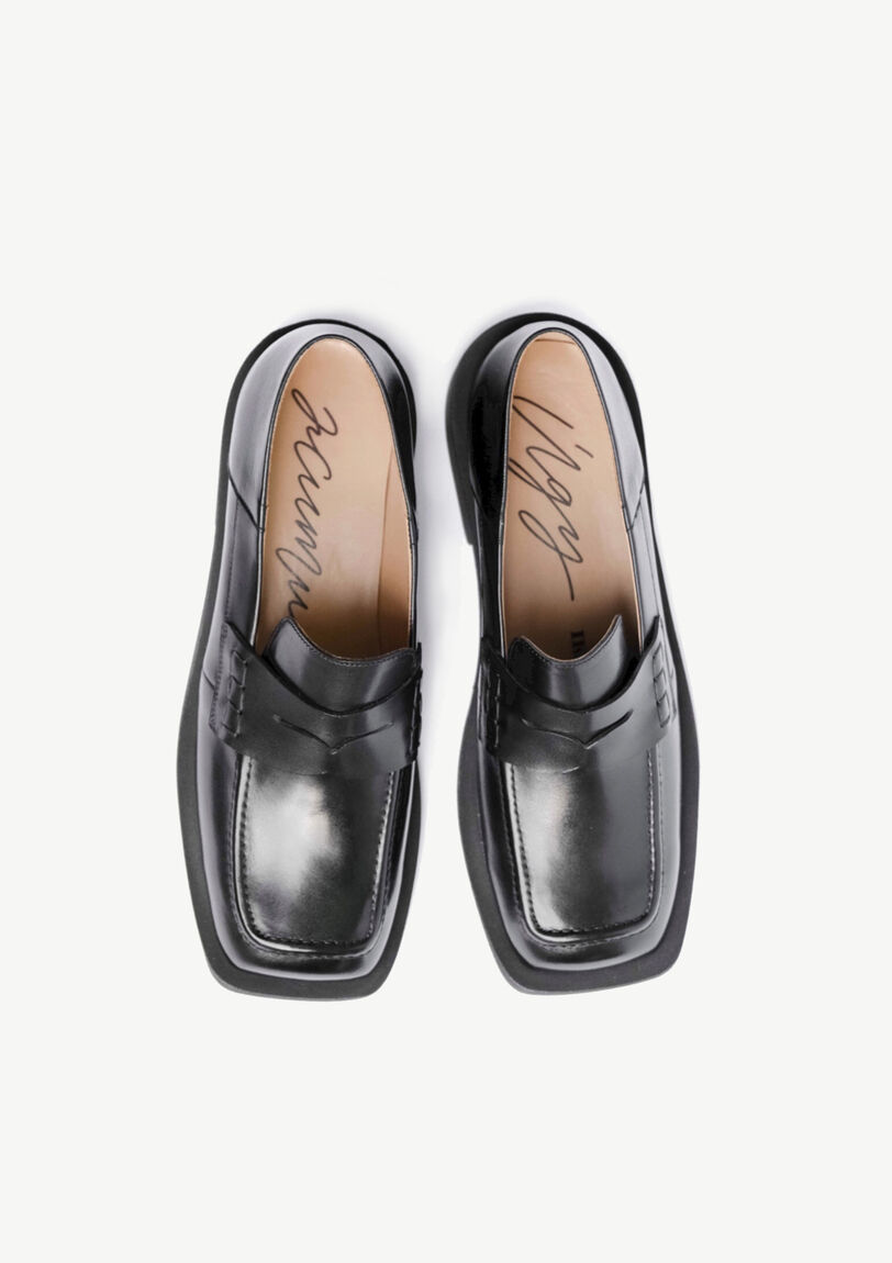 Black basic loafers