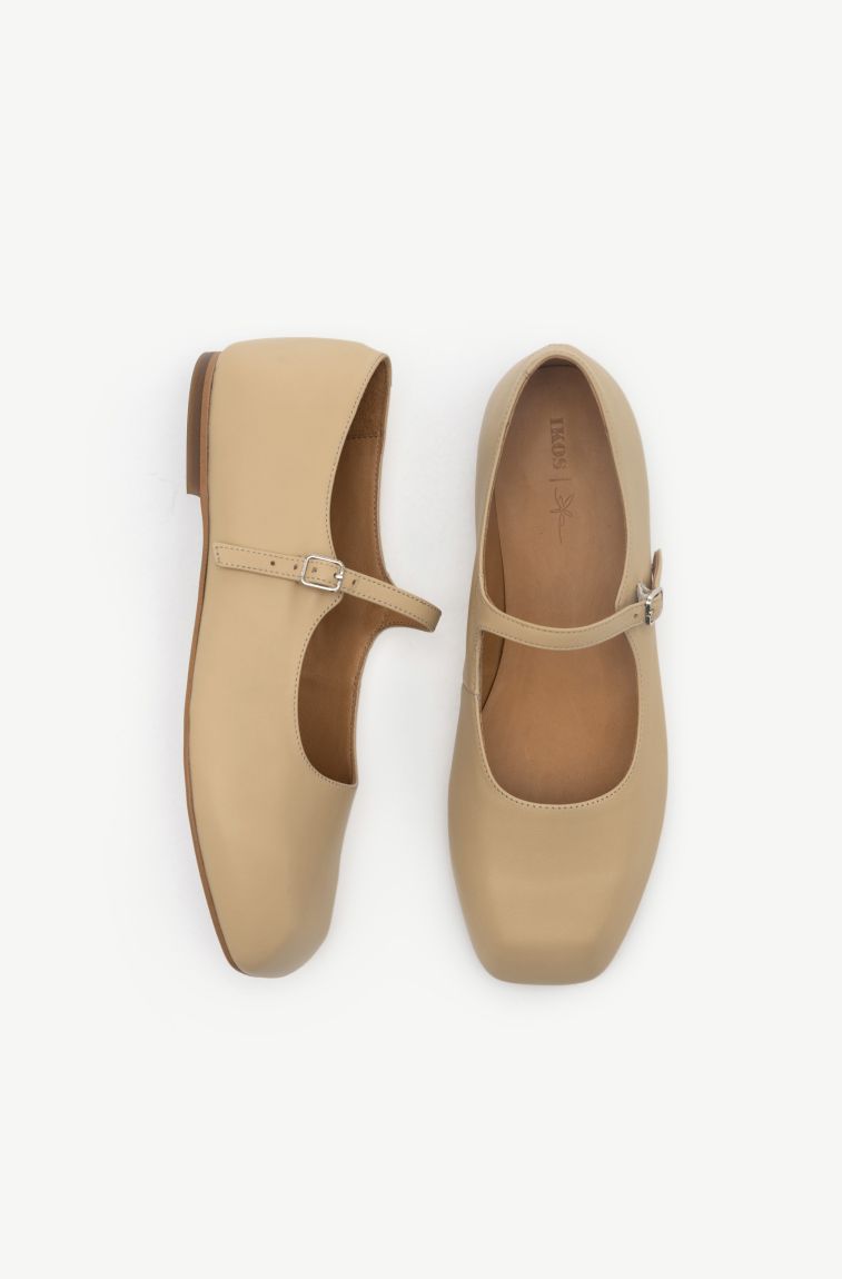 Beige Mary Jane with square toe
