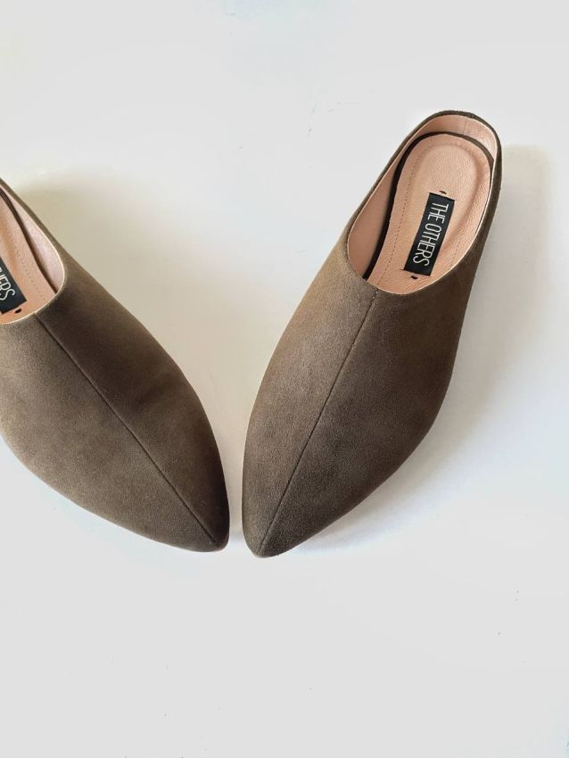 Olive suede mules with a front seam