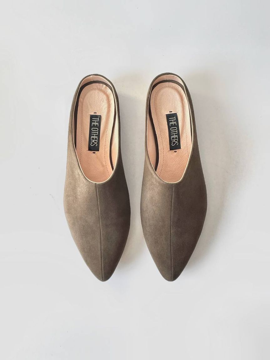 Olive suede mules with a front seam