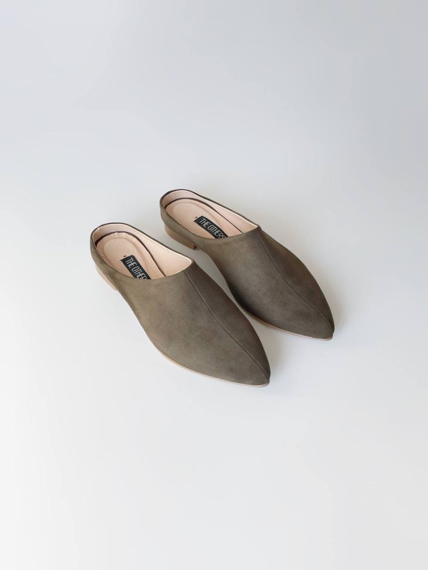 Olive suede mules with a front seam