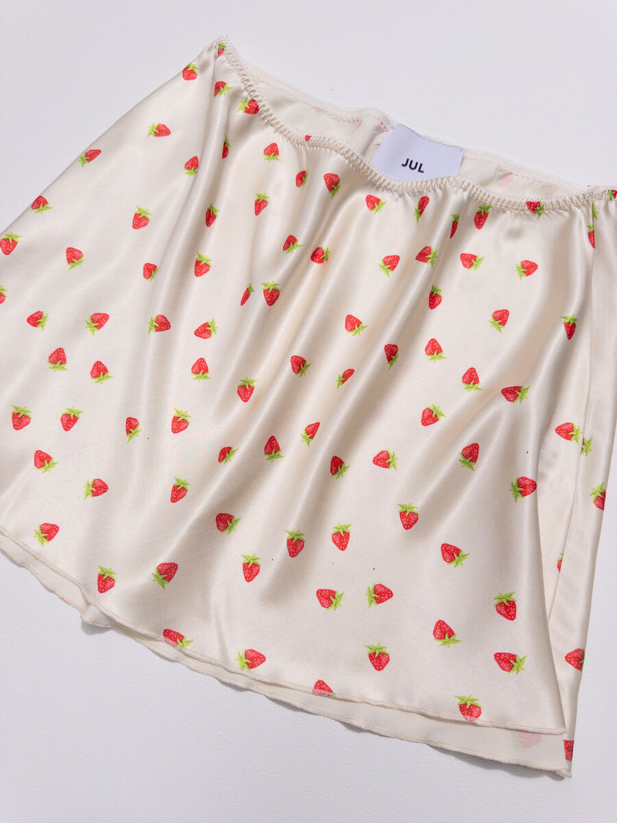Milky Mini Skirt in Strawberry Print