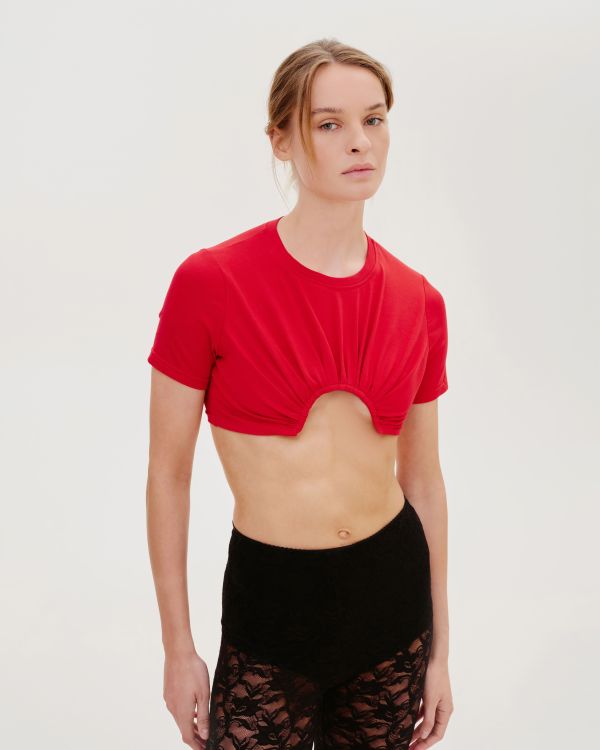 Red cotton top with a round cut