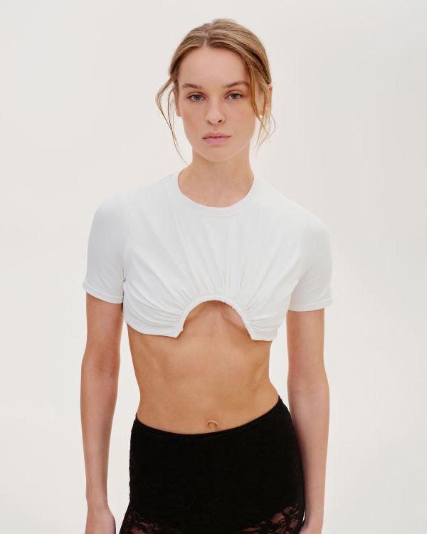 Milk cotton top with a round cut