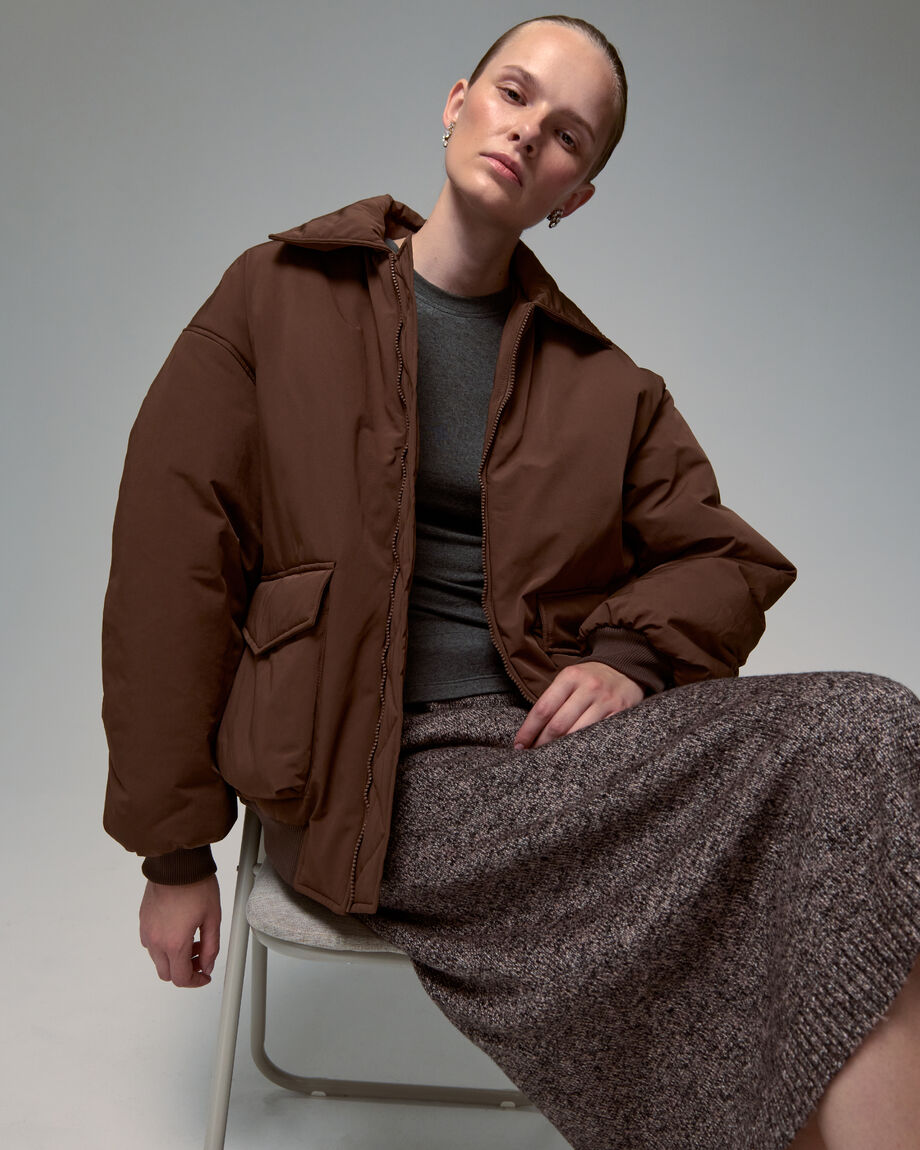 Бомбер oversize з накладними кишенями шоколадний