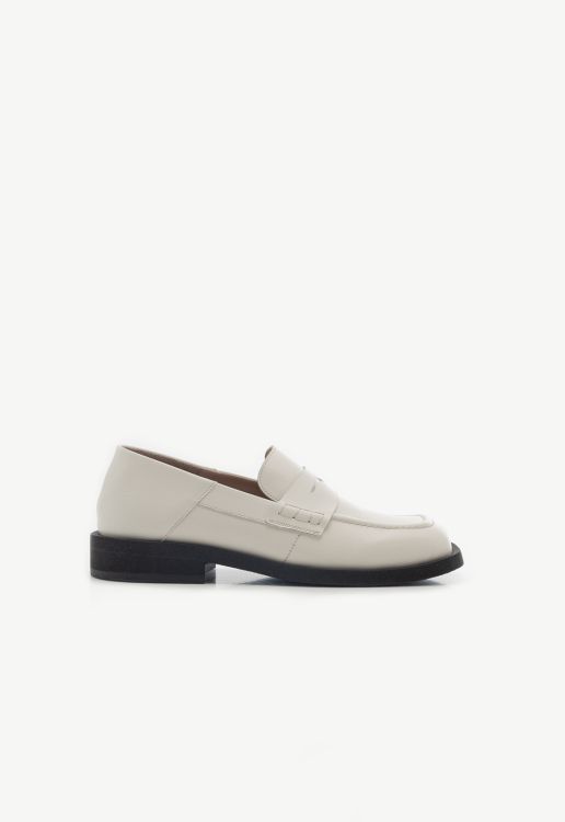 Beige basic loafers