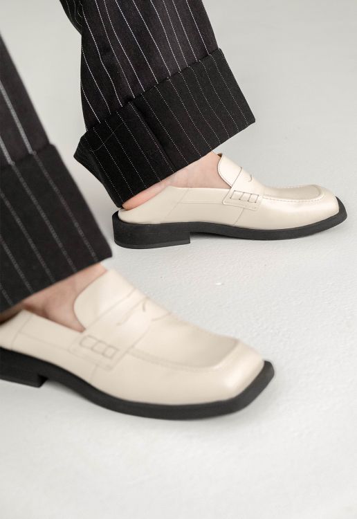 Beige basic loafers
