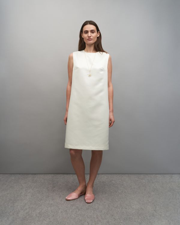 Молочна сукня-футляр з атласу