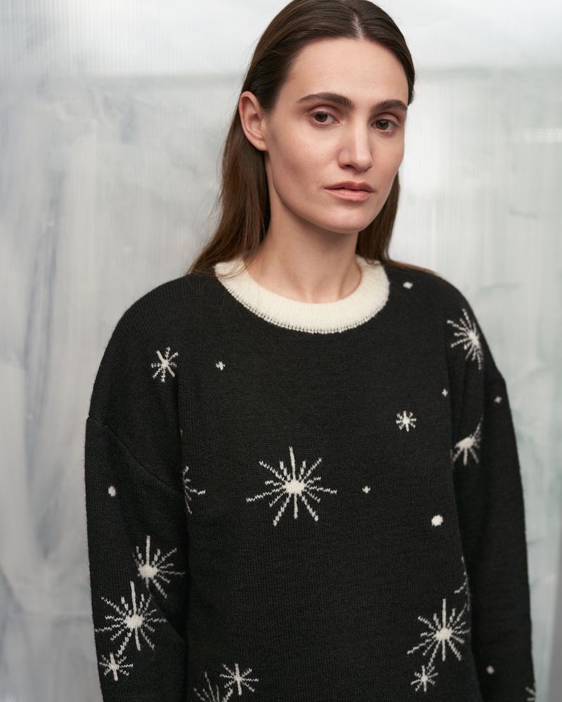 Black star print knitted sweater